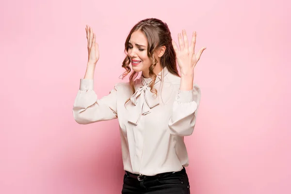 Retrato de mujer joven con expresión facial impactada — Foto de Stock