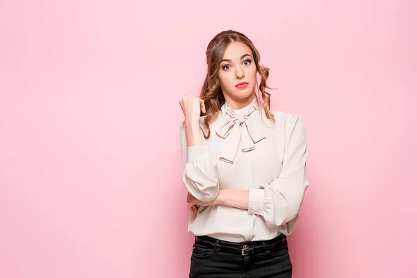 Surpreendido mulher bonita feliz olhando em emoção. — Fotografia de Stock