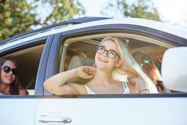 Le giovani donne in macchina sorridenti — Foto Stock