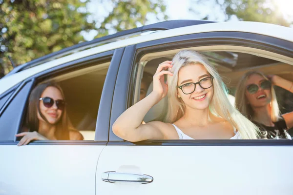 Молоді жінки в машині посміхаються — стокове фото