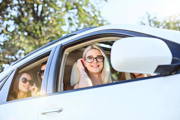 Молоді жінки в машині посміхаються — стокове фото