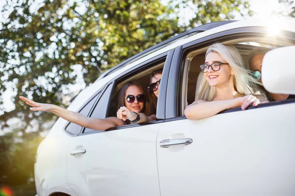 Le giovani donne in macchina sorridenti — Foto Stock