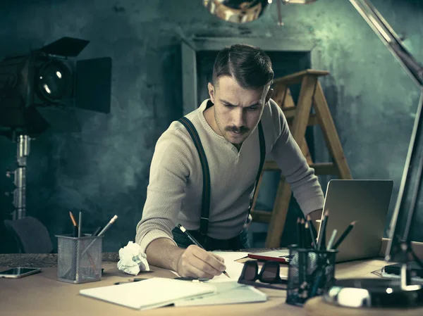 Retrato de un hombre de negocios barbudo que está revisando los detalles de su próxima reunión en su cuaderno y escribiendo . — Foto de Stock