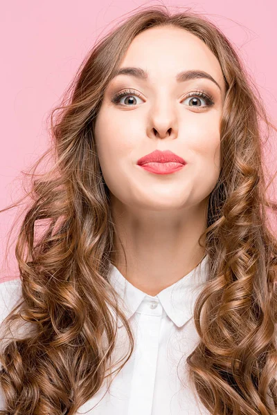 Mutlu duygularla genç kadının portresi