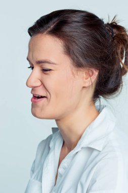 Mutlu duygularla genç kadının portresi