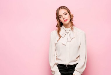 Yüzünde şok ifadesi olan genç bir kadının portresi.