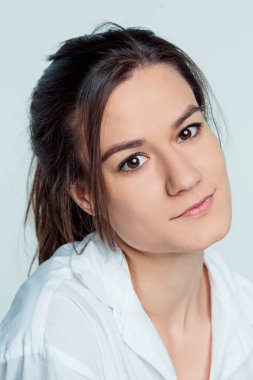 Mutlu duygularla genç kadının portresi