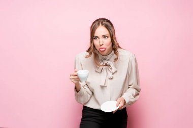 Pembe bir arka plan üzerinde ciddi hayal kırıklığına uğramış genç güzel iş kadını