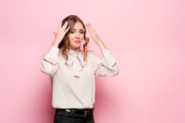 Yüzünde şok ifadesi olan genç bir kadının portresi.