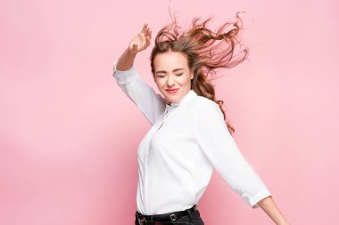 Mutlu duygularla genç kadının portresi