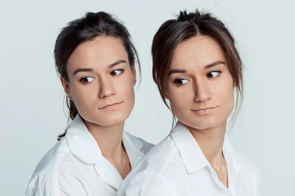 女性の双子のスタジオ ポートレート — ストック写真