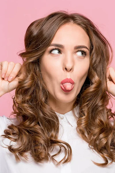 Retrato de cerca de una mujer haciendo una expresión de boca de pez, sobre un fondo rosa —  Fotos de Stock