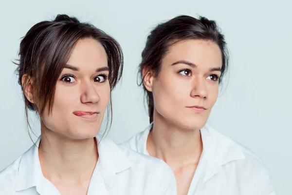 Studio portret van vrouwelijke tweelingen — Stockfoto