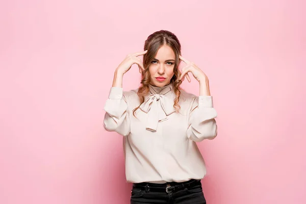 La giovane donna d'affari frustrata seria bella su sfondo rosa — Foto Stock