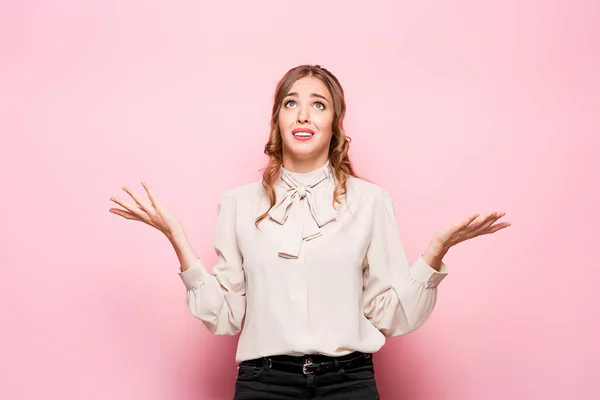 Portret van jonge vrouw met geschokte gezichtsuitdrukking — Stockfoto