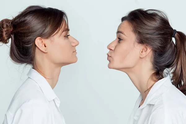 Studio ritratto di gemelli femmine — Foto Stock