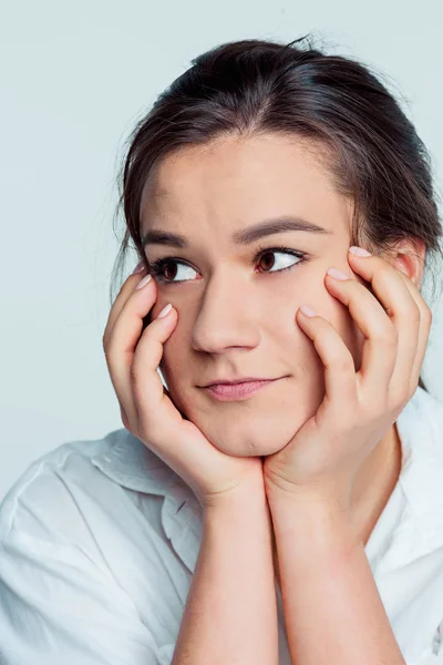 As mulheres jovens retratam com emoções pensativas — Fotografia de Stock