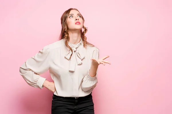 Den alvorlige frustrerede unge smukke forretningskvinde på lyserød baggrund - Stock-foto