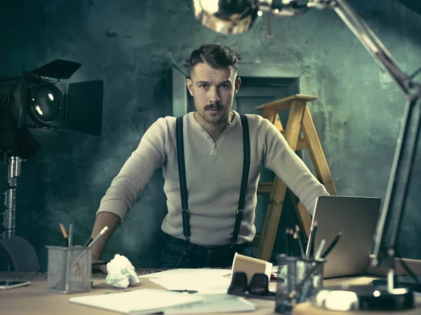 Ofisteki çizim masasında çalışan mimar