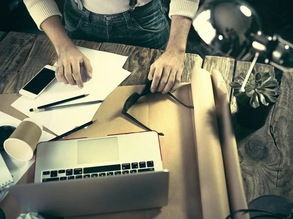 Vintage hipster drewniane top widok pulpitu, męskich rąk za pomocą laptopa i trzymając ołówek — Zdjęcie stockowe