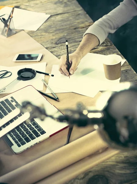 Arquiteto trabalhando na mesa de desenho no escritório — Fotografia de Stock