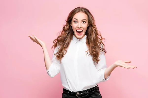 Surpreendido mulher bonita feliz olhando em emoção. — Fotografia de Stock