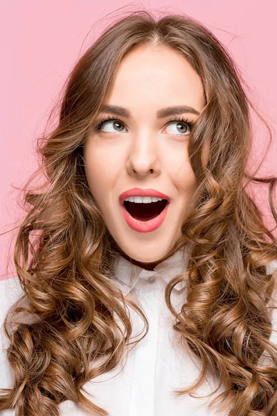 Sorprendido feliz hermosa mujer mirando en la emoción. —  Fotos de Stock