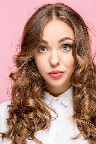 Şaşırdım, mutlu, güzel kadın heyecanla bekliyor..