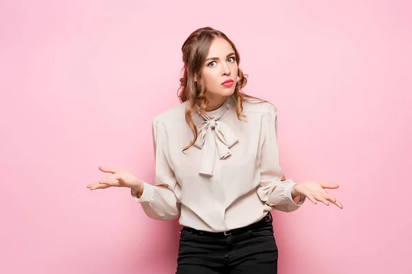 La giovane donna d'affari frustrata seria bella su sfondo rosa — Foto Stock