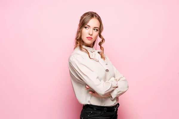 A jovem mulher de negócios bonita frustrada séria no fundo rosa — Fotografia de Stock