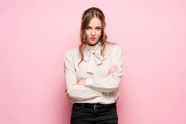 La giovane donna d'affari frustrata seria bella su sfondo rosa — Foto Stock