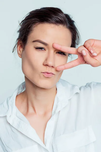 年轻女人肖像与周到的情绪 — 图库照片