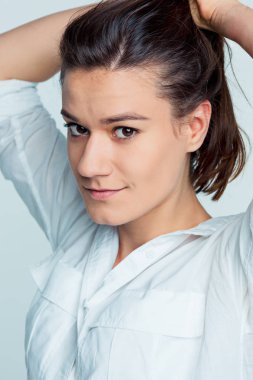 Mutlu duygularla genç kadının portresi