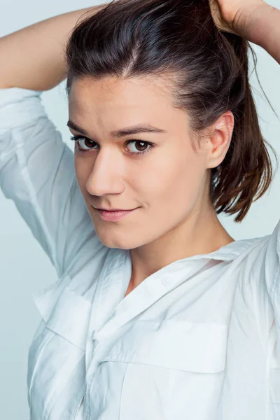 Mutlu duygularla genç kadının portresi