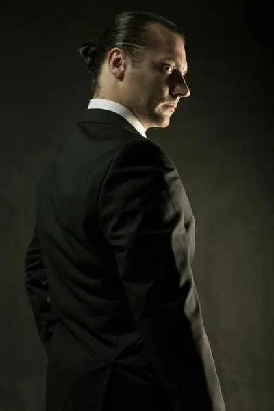 어두운 배경에 검은 양복에 매력적인 남자 — 스톡 사진