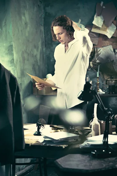 Yazar iş başında. Masanın ayakta ve zihninde bir şey yapma yakışıklı genç yazar