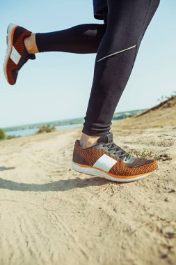 Koşu sporu. Erkek koşucu, doğa manzarasında koşuyor. Uygun kaslı erkek atlet maraton koşusu için antrenman parkuru.