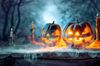 Halloween pumpkins mavi zemin üzerine