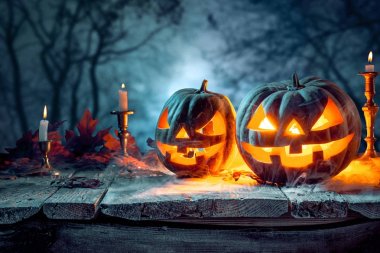 Halloween pumpkins mavi zemin üzerine