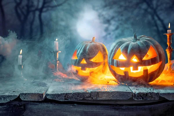 Halloween pumpkins mavi zemin üzerine