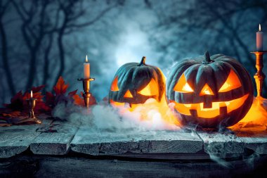 Halloween pumpkins mavi zemin üzerine