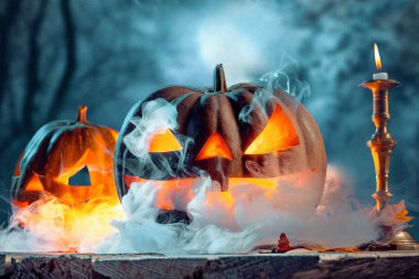 Halloween pumpkins mavi zemin üzerine