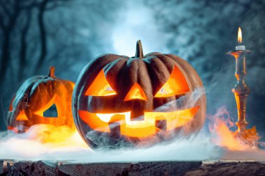 Halloween pumpkins mavi zemin üzerine