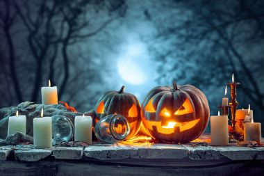 Halloween pumpkins mavi zemin üzerine