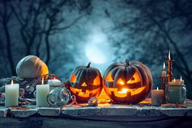Halloween pumpkins mavi zemin üzerine