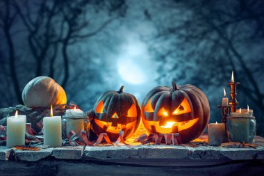 Halloween pumpkins mavi zemin üzerine
