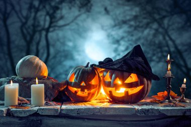 Halloween pumpkins mavi zemin üzerine