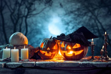 Halloween pumpkins mavi zemin üzerine