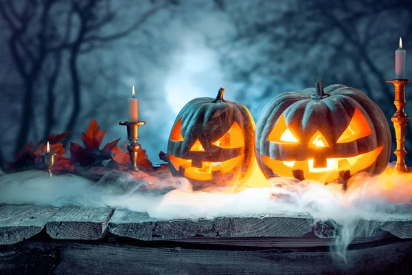 Halloween pumpkins mavi zemin üzerine