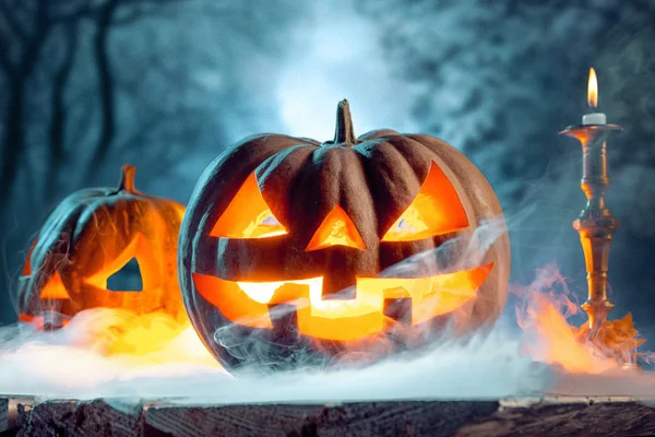 Halloweenpumpor på blå bakgrund — Stockfoto